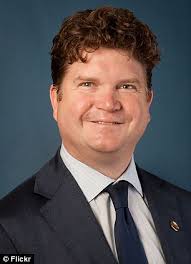 Anna Wintour: US Vogue's editor 'to get British embassy as thank you from  Obama'