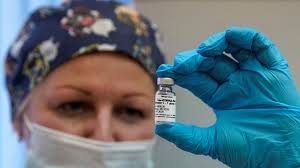 Первыми прививали москвичей из группы риска — граждан от 18 до 60 лет, которые в силу профессии контактируют с большим количеством людей. V Moskve Nachalas Vakcinaciya Ot Koronavirusa Rt Na Russkom