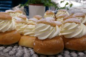 Semlor, detta lilla bakverk är så gott, att baka egna är enkelt och den underbara jag använder mig av den vetedegsbas med kvarg som jag har när jag bakar kanelbullar och saffransbröd. Arets Godaste Semlor 2018 Att Kopa Eller Baka Sjalv Johannaelisabet Com