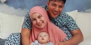 Setelah lama bermain dengan gaya begitu, dia kemudian berdiri, dan menyuruh saya agar ikut berdiri. 8 Momen Ammar Zoni Dan Irish Bella Ajak Baby Air Main Di Kampung Dream Co Id