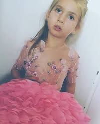 HAUTE COUTURE Kleid mit shiffon rosa Rock aus handgemachten Blätter