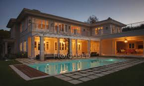 Der pool und alle anderen räumlichkeiten können mitbenutzt werden. Beleuchtetes Luxus Haus Mit Pool In Der Nacht Schwimmen Schwimmbad Stock Photo 199357614