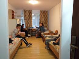 Întrebat de liviu23, 13 ianuarie, 2012. CÄmin Versus Chirie Cat PlÄtesc StudenÅ£ii Pentru O LunÄ De Cazare Ce FacilitÄÅ£i OferÄ Unele Dintre Cele Mai Mari Centre Universitare Din Å£arÄ Foto Video