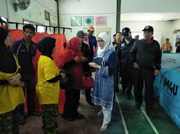 Resepinya.resepi ramai, begitu titah tunku azizah yang singsing lengan bantu memasak untuk mangsa banjir di pekan, pahang. Tunku Azizah Lawat Mangsa Banjir Di Sri Damai