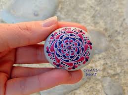 Mandala Art Peinture Sur La Pierre Porte Bonheur Galet Mandala Art Etsy Rock Art