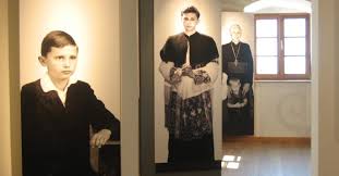 Wenn sich die 115 kardinäle in der sixtinischen kapelle versammeln und einen nachfolger für den abgedankten papst benedikt xvi. Lebenslauf Papst Benedikt Xvi Emeritus Bistum Passau