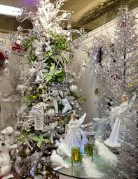 Cristhmas Tree Decorations Ideas Green White Christmas Tree Christmas Interiors Christmas Shop Window Beautiful Christmas Trees
