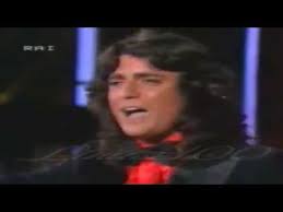 Spiagge, immense ed assolate, spiagge già vissute, amate poi perdute, in questa azzurrità, fra le conchiglie e il sale, quanta la gente che. Renato Zero Spiagge Montecatini Terme 1983 Renato Zero Hd Youtube