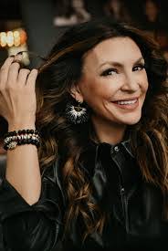 Renee Piatt's Instagram, Twitter & Facebook