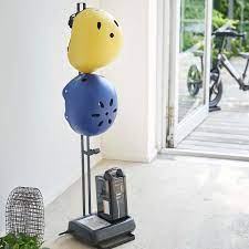 収納場所に困る ヘルメットと電動自転車のバッテリーを一括収納 ヘルメット 電動自転車バッテリースタンド タワー のご紹介です お子様のいるご家庭は 道路交通法改正もあって ヘルメットをお持ちのところが多いのではないでしょうか このスタンドは
