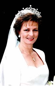Detaliu, scrisă de principesa margareta şi principele radu, banii obţinuţi pe aceasta urmând să fie utilizaţi în scopul sprijinirii familiilor victimelor tragicului incendiu de la colectiv. Romanian Cron Princess Margareta On Her Wedding Day Royal Beauty Royal Weddings Romanian Royal Family