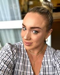 Rachael Baxter's Instagram, Twitter & Facebook