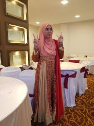 Mulai dari baju gamis pria, jubah lelaki, baju koko, rompi sholat, dan celana sirwal. 10 Ide Baju Dinner Tema Bollywood Muslimah Lamaz Morradean