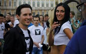 С голым торсом и в позе лотоса. Pavel Durov Biografiya Karera Foto Novosti 2018 Biografii