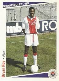 Bryan roy a commencé sa carrière à l'ajax, où il a remporté une ligue néerlandaise en 1990 et la coupe de l'uefa en 1992, alors qu'en 1987, il a reçu le meilleur talent. Bryan Roy Gallery Trading Card Database