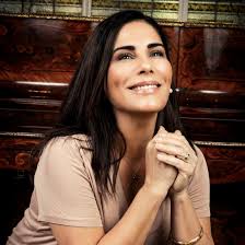 No te vayas sin reaccionar a la belleza de Glória Pires, la dama de la  televisión brasileña de esta generación. ❤