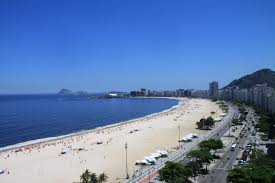 Nestled between two hills on the southern shore of lake titicaca, copacabana is a small, bright and enchanting town. Der Famose Copacabana Strand In Rio Was Macht Ihn Besonders
