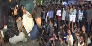 Hyd News: హైదరాబాద్‌లో నిరుద్యోగుల ఆందోళన.. సొమ్మసిల్లి పడిపోయిన యువతి |  unemployed-agitation-at-ashok-nagar-hyderabad-on-group-exams-postpone