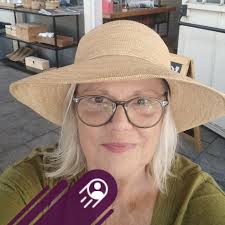 שיר בבית ״ 7# אלונה פלמוני בת 16 תלמידת כיתה י׳ב ( בזום) והילדה שלי.  הפרויקט של שיר בבית התחיל מהאהבה שלי לשירה ולאנשי התרבות שיושבים בבית,  חברים שלי ואחרים. אז מה