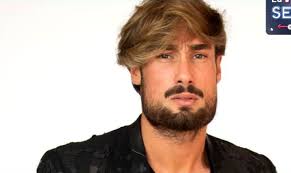 Lo spot in tv che anticipa lo sbarco del reality nel palinsesto di italia1 in italia la pupa e il secchione ha avuto solo due edizioni, trasmesse su italia1 nel 2006 e nel 2010 e condotte da enrico papi insieme a federica. La Pupa E Il Secchione E Viceversa Tra I Concorrenti C E Un Giovane Napoletano
