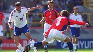 France 2 Czech Rep 1 In 2000 In Bruges Zinedine Zidane Gives Karel Poborsky The Slip In Group D At Euro 2 Zinedine Zidane Celebrity Art European Championships