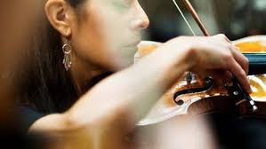 Symfonisk fantasi där Amanda Maier-Röntgen låter violinen ensam stråla.