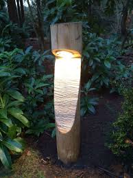 tuinverlichting van kastanjehout gemaakt outdoorwood achtertuin verlichting doe het zelf lamp verlichting ideeen