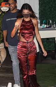 Kendall jenner isn't here for the nonsense. Kendall Jenner Enjoys Dinner With Her Beau Devin Booker Daily Mail Online