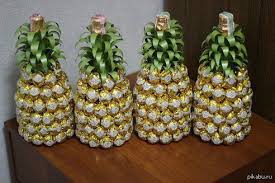 мастер класс по украшению бутылки шампанского на новый год Kak Krasivo Ukrasit Butylku Shampanskogo Na Novyj God Konfetami Podarki Buket Iz Konfet Ukrasit Butylki