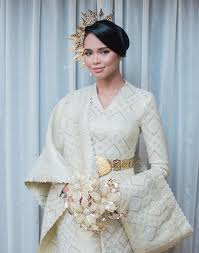 Contoh soal tema sastra melayu klasik/hikayat dapat di lihat dari soal ujian nasional bahasa indonesia sma/ma 2012. Foto Bagai Puteri Melayu Zaman Silam Majlis Bertandang Ain Edruce Angkat Tema Tradisi Sinar Viral Network