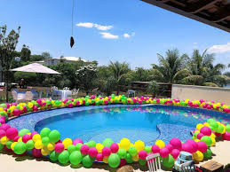 Une Piscine Multicolore Piscine Anniversaire Enfant Jour De Fete