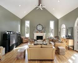 Oleh karena itu, jika kamu punya kesempatan untuk mendekorasi ruangan rumah dengan gaya plafon minimalis miring, maka nggak ada salahnya kamu memadupadankan plafon jenis ini dengan jenis lantai kayu atau parquet. Inspirasi 28 Plafon Rumah Bentuk Miring