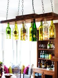 Diy Lampe Aus Flasche 39 Trendige Ideen Zum Selbermachen Lampe Aus Flaschen Flasche Kronleuchter Beleuchtete Weinflasche