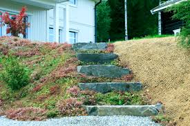 Vi fikk se bilde av en artig etasjehage i en skråning. Bratt Hage Krokkleiva Hole Hagesenter