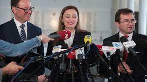 Pierwsze doniesienia o tym, że małgorzata janowska, zbigniew girzyński oraz arkadiusz czartoryski planują odejść z klubu parlamentarnego pis pojawiły się już dziś rano. Poslanka Janowska Odpowiada Rzeczniczce Pis Jestem Osoba Ktora Umie Podejmowac Suwerenne Decyzje