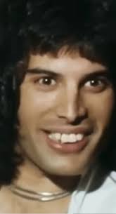 Freddie and Queen with their manager 🤎 Happy Tuesday everybody .