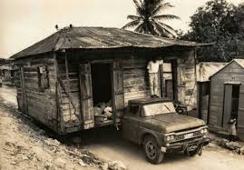 Guadeloupe A Pointe A Pitre Par Exemple De Grands Immeubles Modernes Voisinent Avec De Modestes Demeures Souvent Delabr Urbanisme Guadeloupe Maison Creole