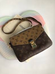 lv 代购货 新品邮差包 看看细节做工 材料 版型都甩市场货几条街 看细节 刘雯 冰冰同款 大小都刚刚好 肩带可拆卸可手提哦 老花永远是最经典的 咱家品质可以看细节图 皮质的柔软度 走线 油边都是杠杠的 尺寸24 18 10 v信 b louis vuitton monogram louis