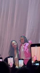 Chelsea chante sur scène