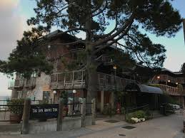 Each of the 31 rooms and suites has been custom designed and decorated inwarm earth tones—with custom furnishings. Now Staying The Revamped Inn Above Tide Is A Posh New Reason For A Sausalito Staycation 7x7 Bay Area