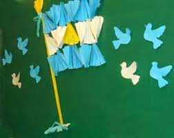 Propuesta y juramento de la bandera 13 de febrero de 1812 manuel belgrano propuso al gobierno la creación de una escarapela nacional, en vista de que los cuerpos del ejército usaban distintivos diversos. Mi Sala Amarilla Manualidades Para El Dia De La Bandera Argentina