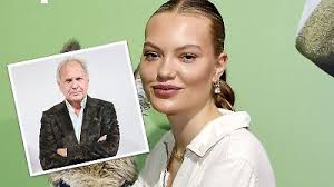 Big Performance": DIESER Promi steckt hinter der Tom-Jones-Maske