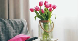 Place the tulip bulbs in the vase with their pointy side facing upwards, leaving 3cms between each bulb. Tulips In A Vase How To Cut Tulips Bakker Com