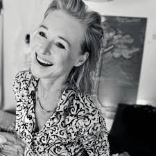 Hi I'm Emma Boardman, the Deaf, Blonde, British, Builders Daughter from  Dorset with One Kidney. My life could be one long violin story; 🎻 but it's  not…