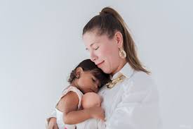 Juíza que adotou criança fala da maternidade além dos laços sanguíneos:  parece que eu nunca tinha vivido sem ela