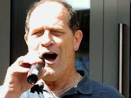 Ohne Strom und Hausmeister: Gäste lassen sich das Fest der Germania mit  Matinee und Karaoke nicht verdrießen