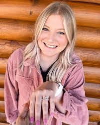 Kate Roach's Instagram, Twitter & Facebook