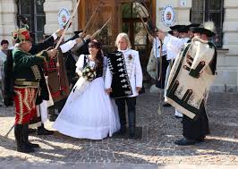 A jelenlegi információk szerint két baloldali politikussal mérkőzik meg. Ennel Betyarosabb Lagzit Meg Nem Latott Tata Kemma