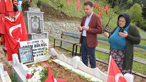 16 yaşındaki şehit eren bülbül'ün kanı yerde kalmadı. Sehit Eren Bulbul Un Annesi Hediye Ciceklerini Oglunun Kabrine Goturdu