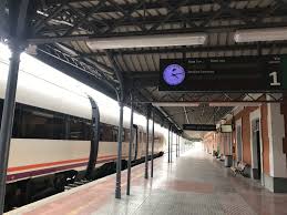 Estacion De Ferrocarril De Alcazar De San Juan Renfe Estacion De Ferrocarriles Estacion De Tren Estacionamiento